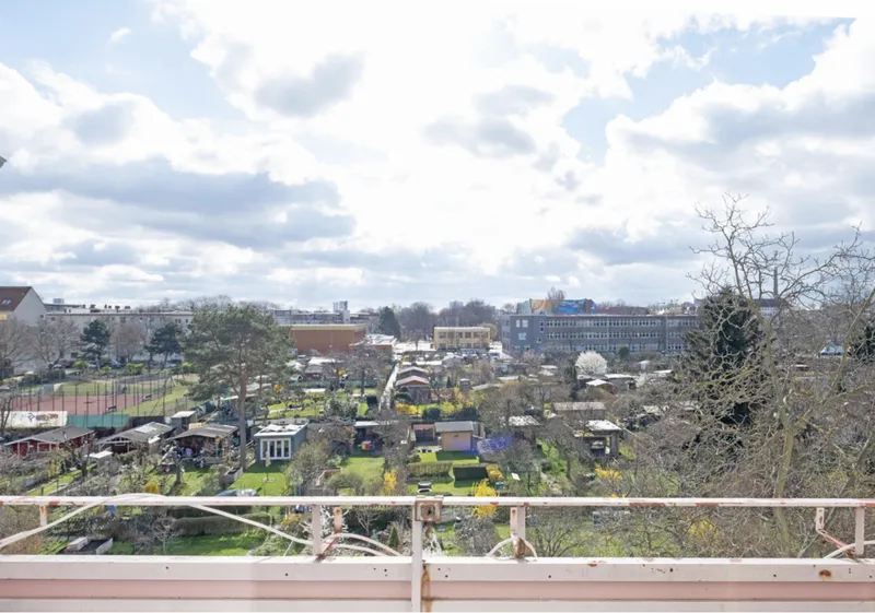 Sunny 2-room top-floor flat with balcony over green gardens – Neukölln, from 1 Nov — photo 1